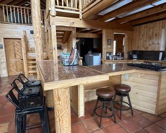 Private Log Cabin; Pond, Hot tub, Star Gazing, Shuffle Board, Sauna - Hesperus - Cocina
