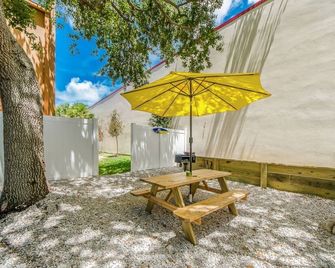 SOL Cottage, Best Experience in IRB, new AC, totally remodeled, free parking - Indian Rocks Beach - Patio