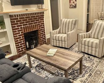 HGTV's Hometown house - Southern Charm 3- only 6 minutes to downtown Laurel! - Laurel - Wohnzimmer