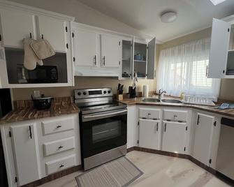 3 bedroom, 2 bathroom across from Walmart, 5 minutes to the airport & hospital. - Yellowknife - Kitchen