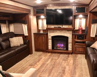 Highline Ranch Rv And Hot Tub - Montgomery - Living room