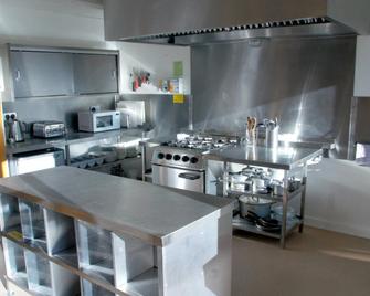 Three Lochs Hostel - Helensburgh - Kitchen