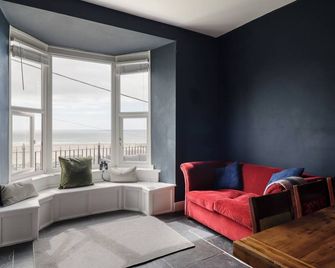 Tonnau Yr Oleu or Waves of Light - Barmouth - Living room