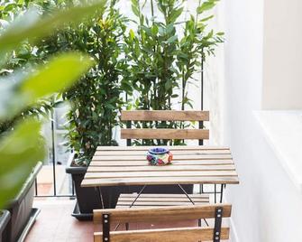 200 Rooms & Terrace - Bari - Balcón