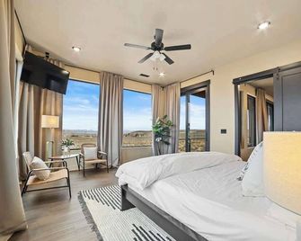 The Highlander - Luxe Hot Tub Firepit Views - Big Water - Habitación