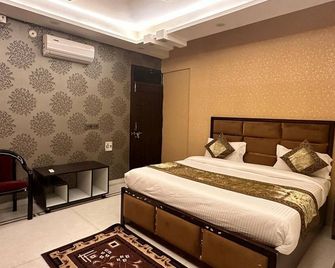 3-bedroom bungalow in wonderful Varanasi with WiFi, fitness room, AC - Varanasi - Schlafzimmer