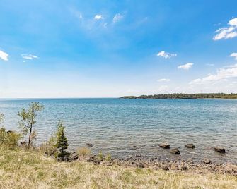 Breathtaking Lake Views Studio, 2 Queen - Two Harbors