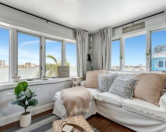 The Seashell Suite with Private Balcony and Walk to Beach - Clearwater Beach