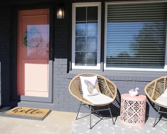 The Soar House /Family Space/Clean/New 3bd/2ba in peaceful Spring Hill - Spring Hill - Binnenhof