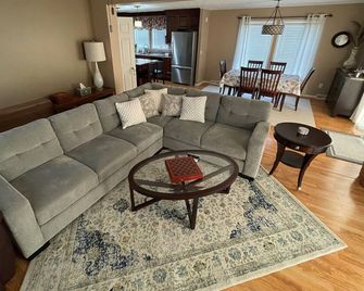 5 Bedroom Lake House on quiet street, walk to town - Lakeville - Sala de estar