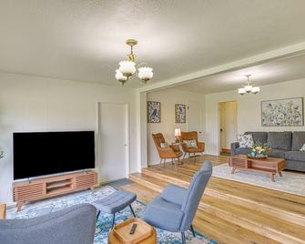 Walk to Downtown Brigham City Family Home - Brigham City - Huiskamer