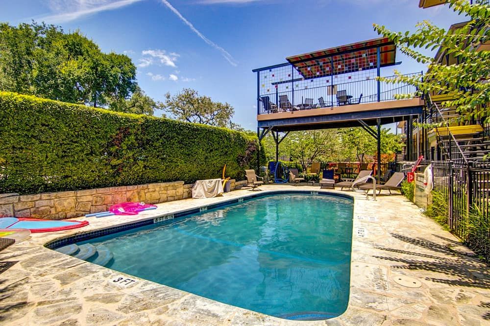 Stylish condo w/ WiFI, full kitchen, shared pool, balcony, and downtown views - أوستن - حوض السباحة