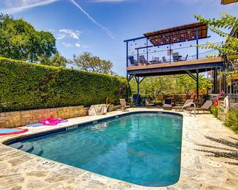 Stylish condo w/ WiFI, full kitchen, shared pool, balcony, and downtown views - أوستن - حوض السباحة