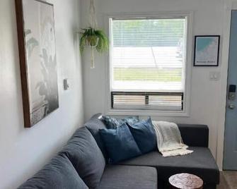 Casa Di Nonna - Wasaga Beach - Living room