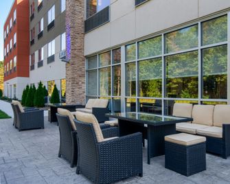 Holiday Inn Express & Suites Muskegon - Grand Haven By IHG - Muskegon - Patio