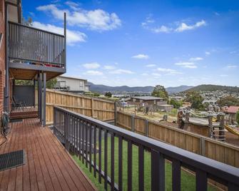 Cosy Cottesloe - Mount Wellington View - Free Parking - Free Wifi - Lindisfarne - Balcony