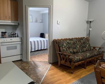 logement 1 chambre possibilité d'ajouter un petit studio pour être 4 personnes au total avec 2 salle de bain privé, voir photos - Lac-Mégantic - Living room