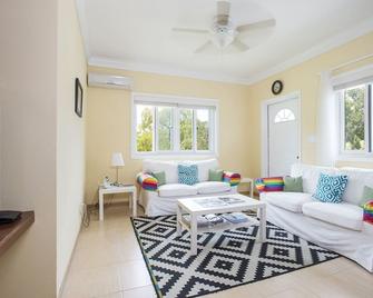 Sir Charles Guest House - North Palmetto Point - Living room