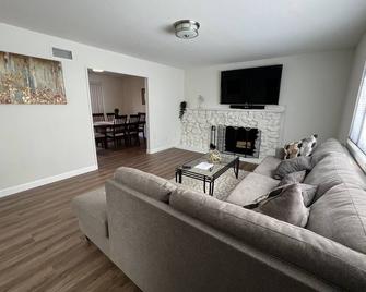 Beautiful and Cozy 4-BR residential home!!! - Oxnard - Living room