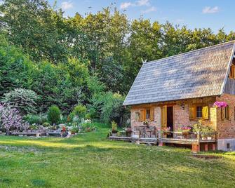 This cottage is located in the picturesque village of Wejherowo and in the heart of the forest. - Wejherowo - Budynek