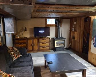 Mid town/ downtown Bungalow. Fully furnished. great location to lake and shops - Coeur d'Alene - Living room