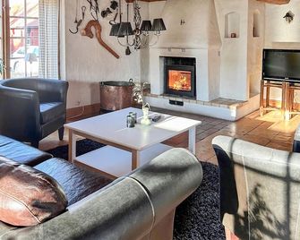 Nice Home In Skövde With Kitchen - Skövde - Living room