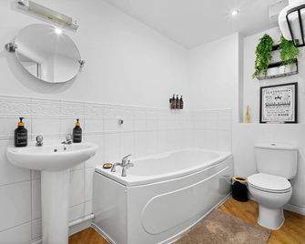 Dote Haven Stylish 2 Bed Apartment - Free Parking And Free High Speed Wifi - Marston Green - Bathroom