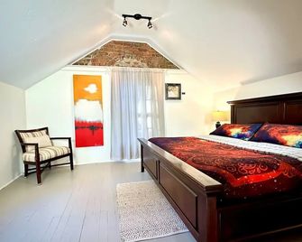 Amazing Historic 1800s Carriage House - Raton