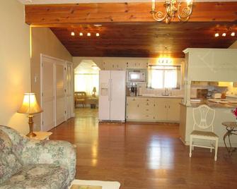 Elegant & Spacious Home!! 5 Bed & 3 Bath, 15 min. to U of O, Sleeps 14, 174.00 - Creswell - Living room