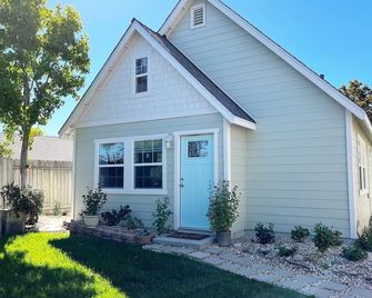 Parkside Cottage: BBQ|Park|W/D|1 bdrm|Wineries|Hiking|Golf|20 min-beach - Santa Maria - Building