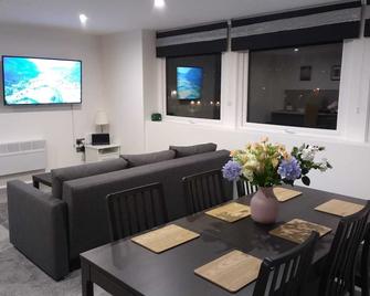 Flat 407 City View Apartment - Yeadon - Dining room