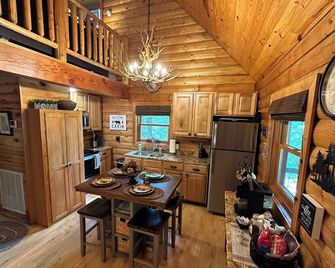 Romantic and Rustic “Wolf Ridge Lodge” Sleeps 6 - Near Wolf Pen Gap - Mena - Їдальня