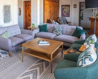 New Property! The Cactus Villas At Joshua Tree National Park - Pool, Hot Tub, Outdoor Shower, Fire Pit - Twentynine Palms - Living room