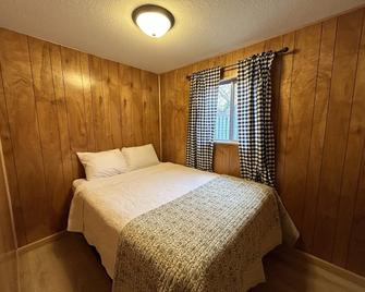 Maple Lane Cottages - Lake City - Bedroom
