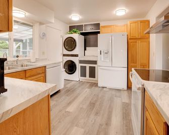 Ocean & Sunset Views: Brookings Home Near Town! - Brookings - Kitchen