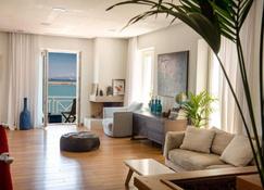 Sideratos Sea View City Apartment - Chios - Salon