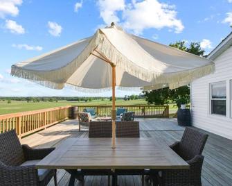 Mountain View Cottage @ 66-acre Horse Farm - Berryville - Patio