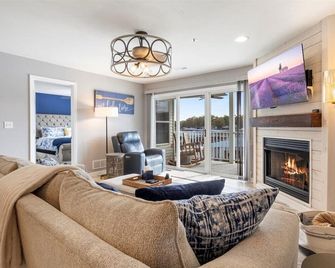 Newly Updated, Amazing Views, Boat Slip & Heated Pool - Sunrise Beach - Sala de estar