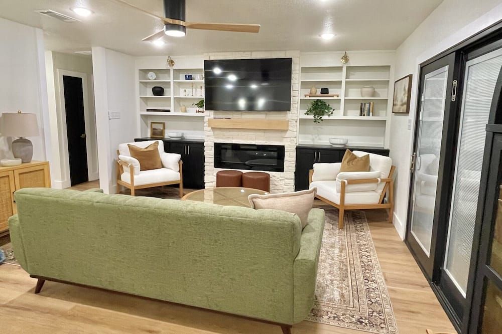 Beautiful Remodeled With High End Furnishings 3 Br/2b Home In Burleson Tx! - Burleson - Вітальня