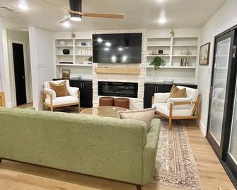 Beautiful Remodeled With High End Furnishings 3 Br/2b Home In Burleson Tx! - Burleson - Huiskamer