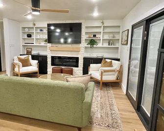 Beautiful Remodeled With High End Furnishings 3 Br/2b Home In Burleson Tx! - Burleson - Вітальня