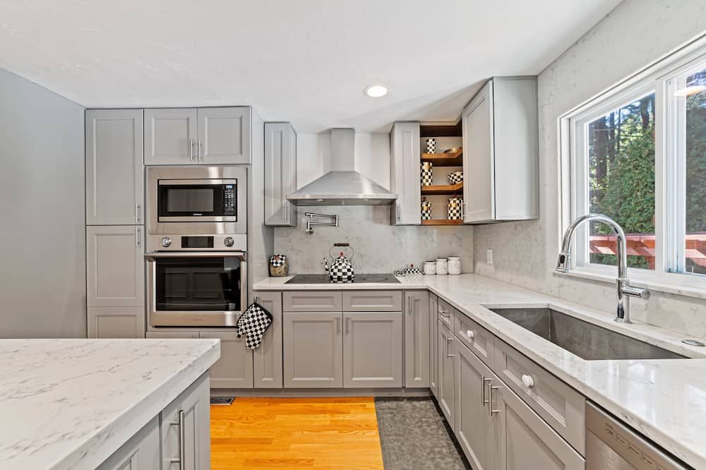 Spacious luxury home, 22 min from Boston and 20 min from Gillette Stadium.