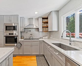 Spacious luxury home, 22 min from Boston and 20 min from Gillette Stadium. - Stoughton - Cocina