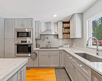 Spacious luxury home, 22 min from Boston and 20 min from Gillette Stadium. - Stoughton - Kitchen