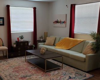 Charming Caribbean 1-bedroom roomy Apartment in amazing Downtown Sanford - Sanford - Huiskamer