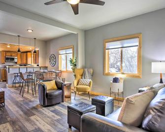 Cozy Spearfish Cottage Less Than 1 Mi to Hiking Trail - Spearfish - Huiskamer