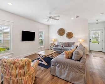 Pool + Golf Cart Included! Mexico Beach Home 1 Block from Beach - Mexico Beach - Sala de estar
