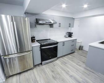 Cozy Hideaway - Your home away from home. Private Entry + Full Kitchen - Брантфорд - Кухня