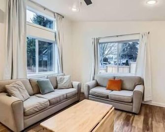 1Bd close to Nike, Intel & Train - Beaverton - Living room