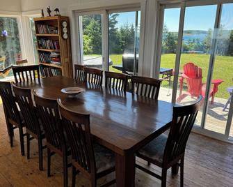 The Lighthouse; an experience of a lifetime! - Lunenburg - Dining room